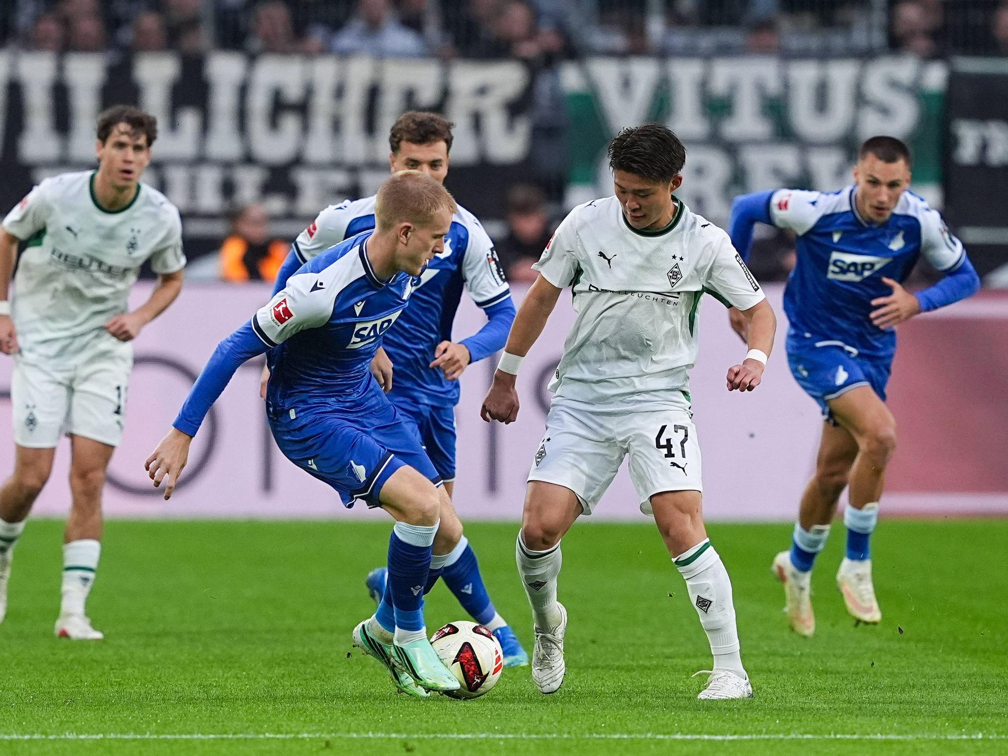 Gladbachs Zento Uno im Zweikampf mit TSG-Verteidiger Mats Rots.
