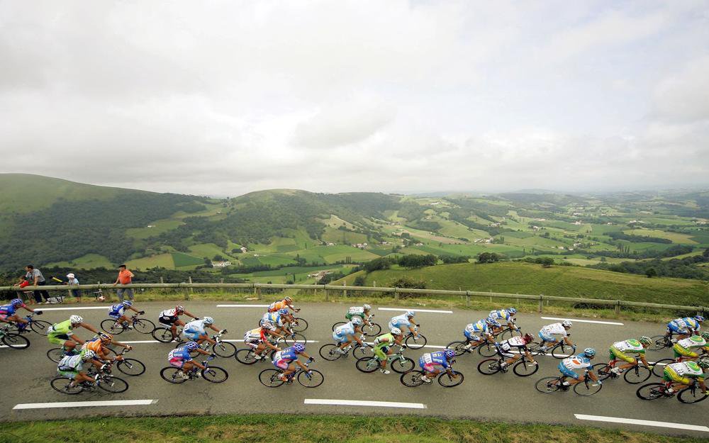 Le peloton traverse de magnifiques paysages.