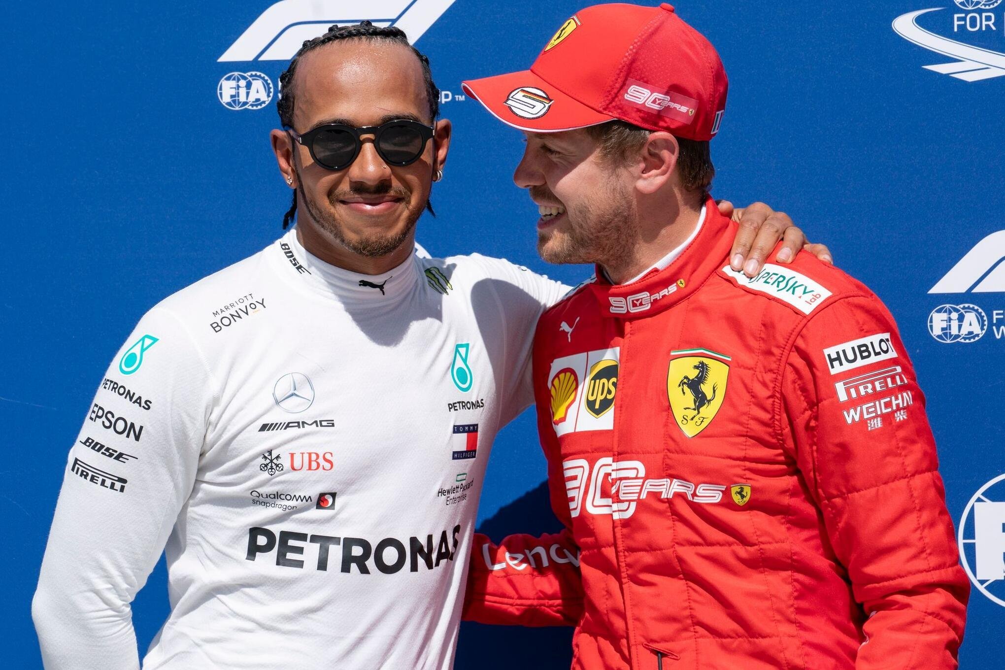 Aus Rivalität wurde Freundschaft: Lewis Hamilton (l) und Sebastian Vettel. (Archivbild)