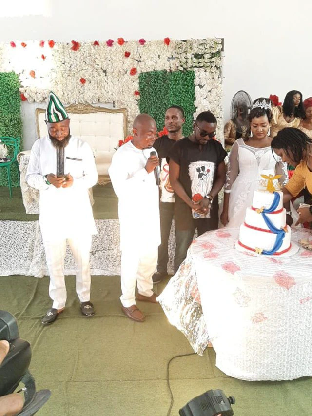 Groom wears Blue jeans and T-shirt to his white wedding (photos)
