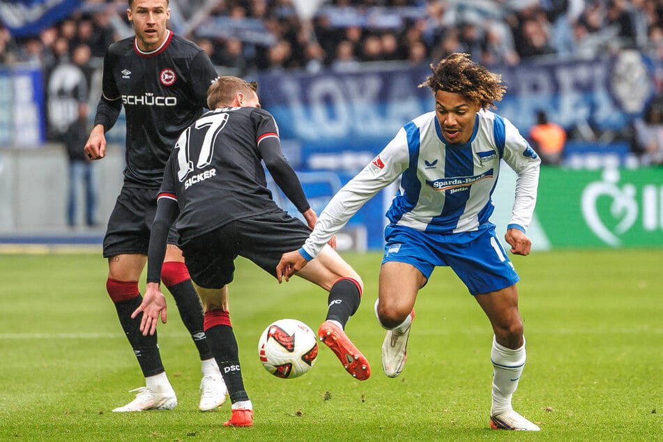 Oluwaseun Adewumi (r.) hatte die größte Chance zur Hertha-Führung auf dem Fuß.