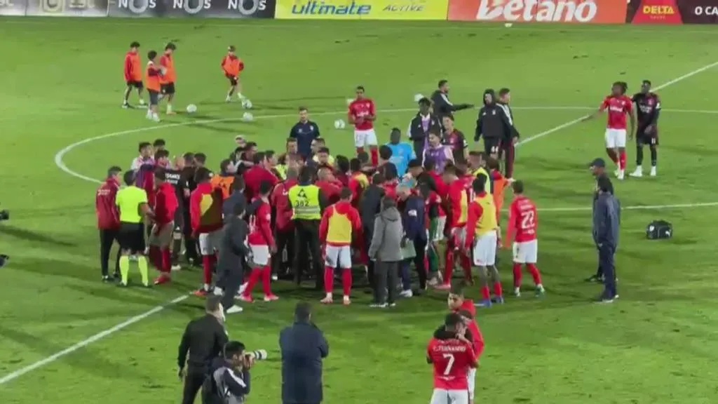 Confusão nos Açores e os cinco vermelhos de Cláudio Pereira