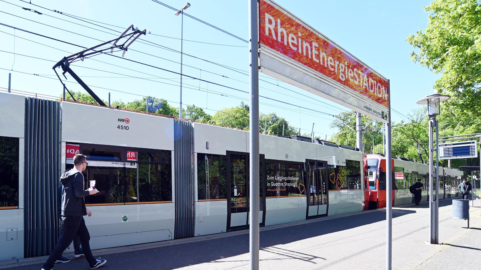 Die Linie 1 an der Haltestelle Rheinenergie-Stadion. Foto: Alexander Schwaiger