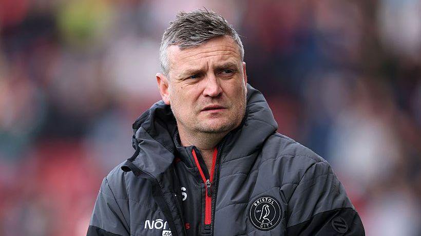 Bristol City boss Michael Skubala in a grey rain jacket