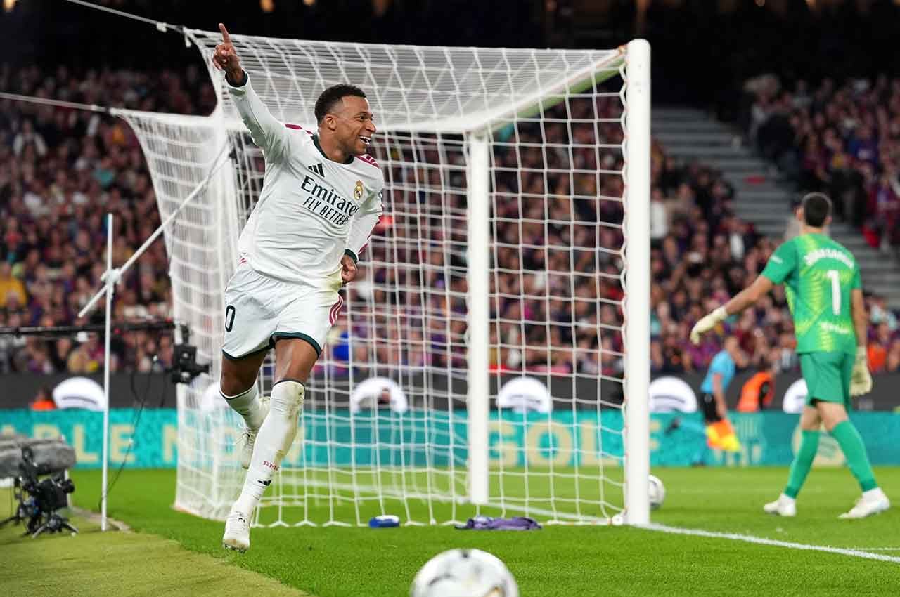 BARCELONA, SPAIN - OCTOBER 25: Raphinha of FC Barcelona scores his team’s first goal during the LaLiga EA Sports 2026/27 match between FC Barcelona and Real Madrid at Spotify Camp Nou on October 25, 2026 in Barcelona, Spain. (Photo by Alex Caparros/Getty Images)