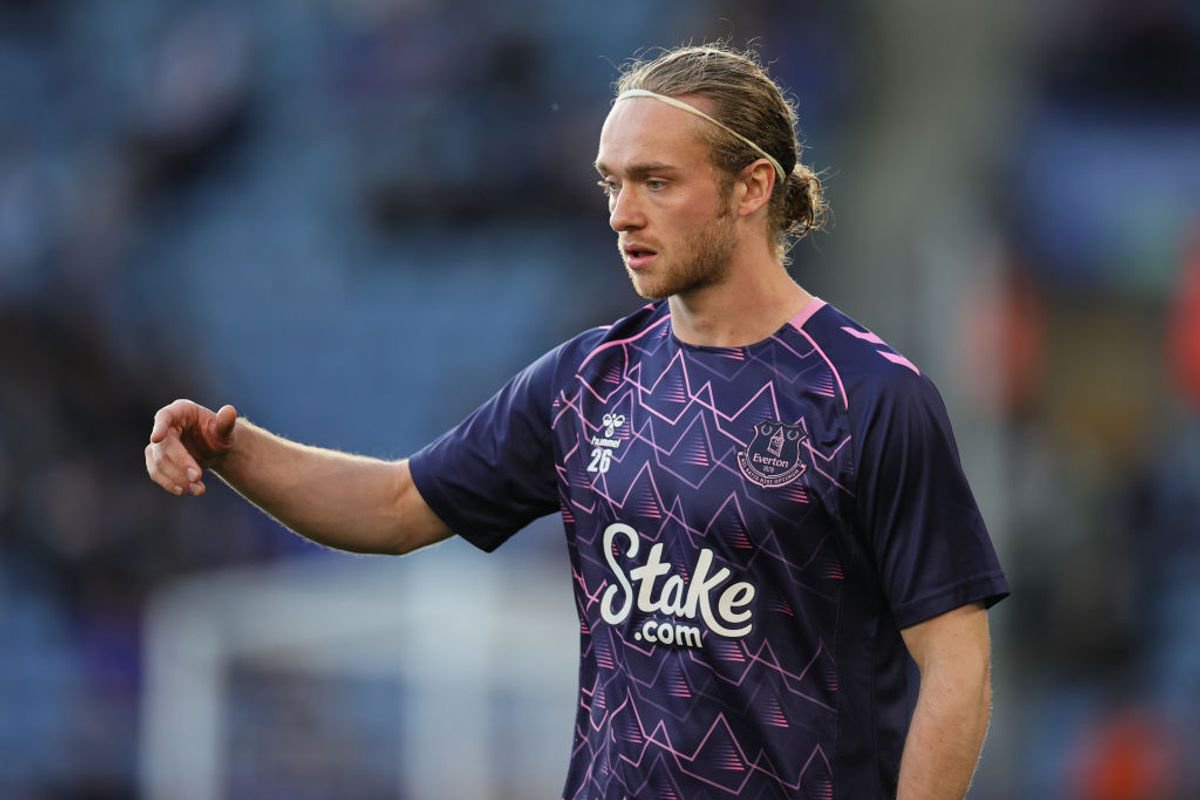 Tom Davies of Everton warms up ahead of the Premier League match between Leicester City and Everton at the King Power Stadium, Leicester on Monday 1st May 2023. (Photo by James Holyoak/MI News/NurPhoto via Getty Images)