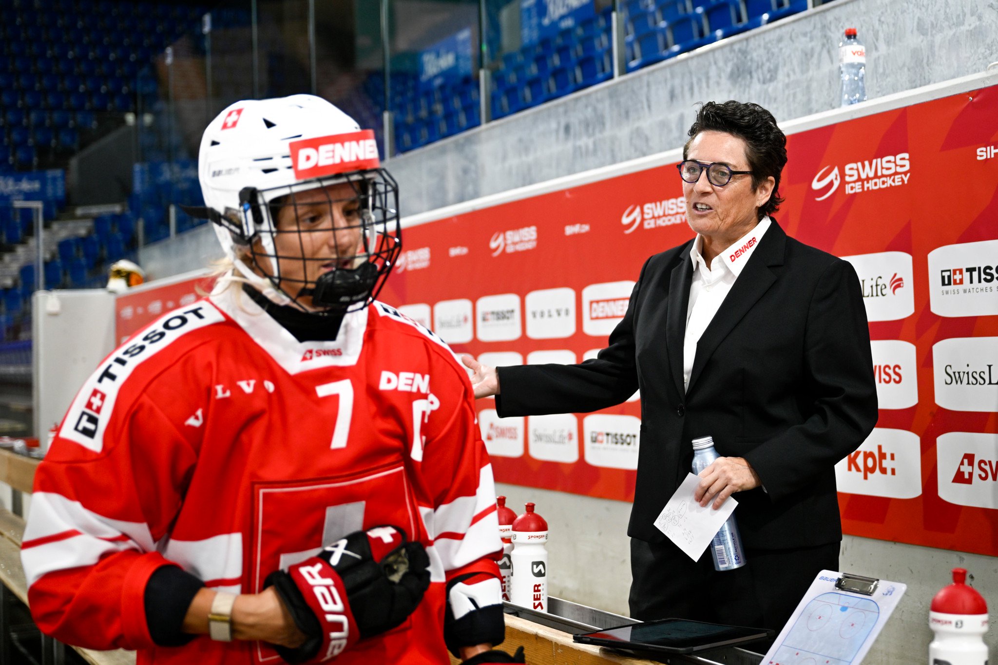 Eishockeyspielerin Lara Stalder im roten Schweizer Trikot mit Nummer 7 und Trainerin Shannon Miller bei der Womens Euro Hockey Tour in Kloten.
