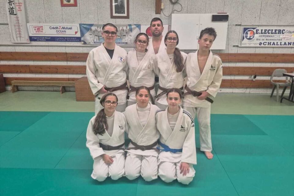 Les sept judokas sélectionnés : Jeanne Ramos Audeon, Léa Duymaz, Maéva Duymaz, Pauline Pelatan, Janelle Jouannaux, Noam Baranger et Pauline Havetz ; accompagnés de leur coach Maxime Baranger.