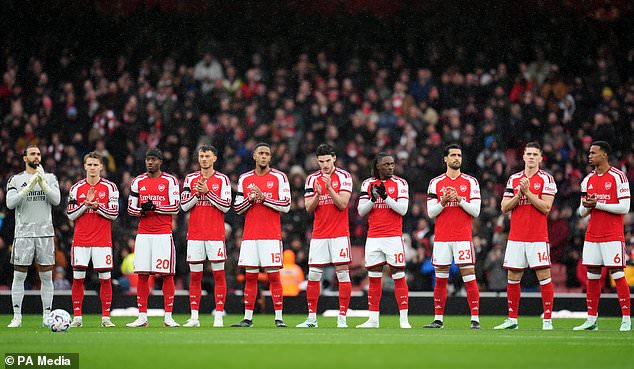 Arsenal players stand for a minute´s applause (Adam Davy/PA)