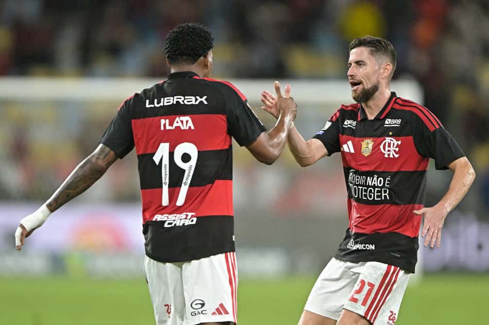Plata, camisa 19 do Flamengo, cumprimenta o colega em partida de futebol.