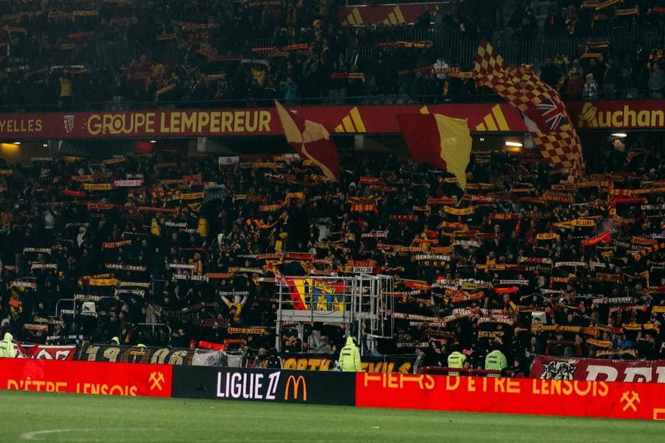 Les supporters du RC Lens dans l'enceinte du Stade Bollaert-Delelis.