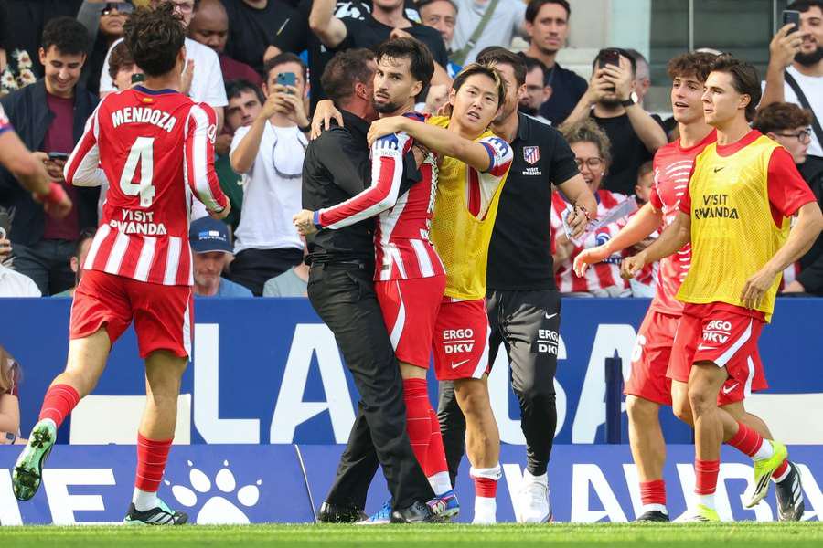 Baena celebrates his late winner with Simeone