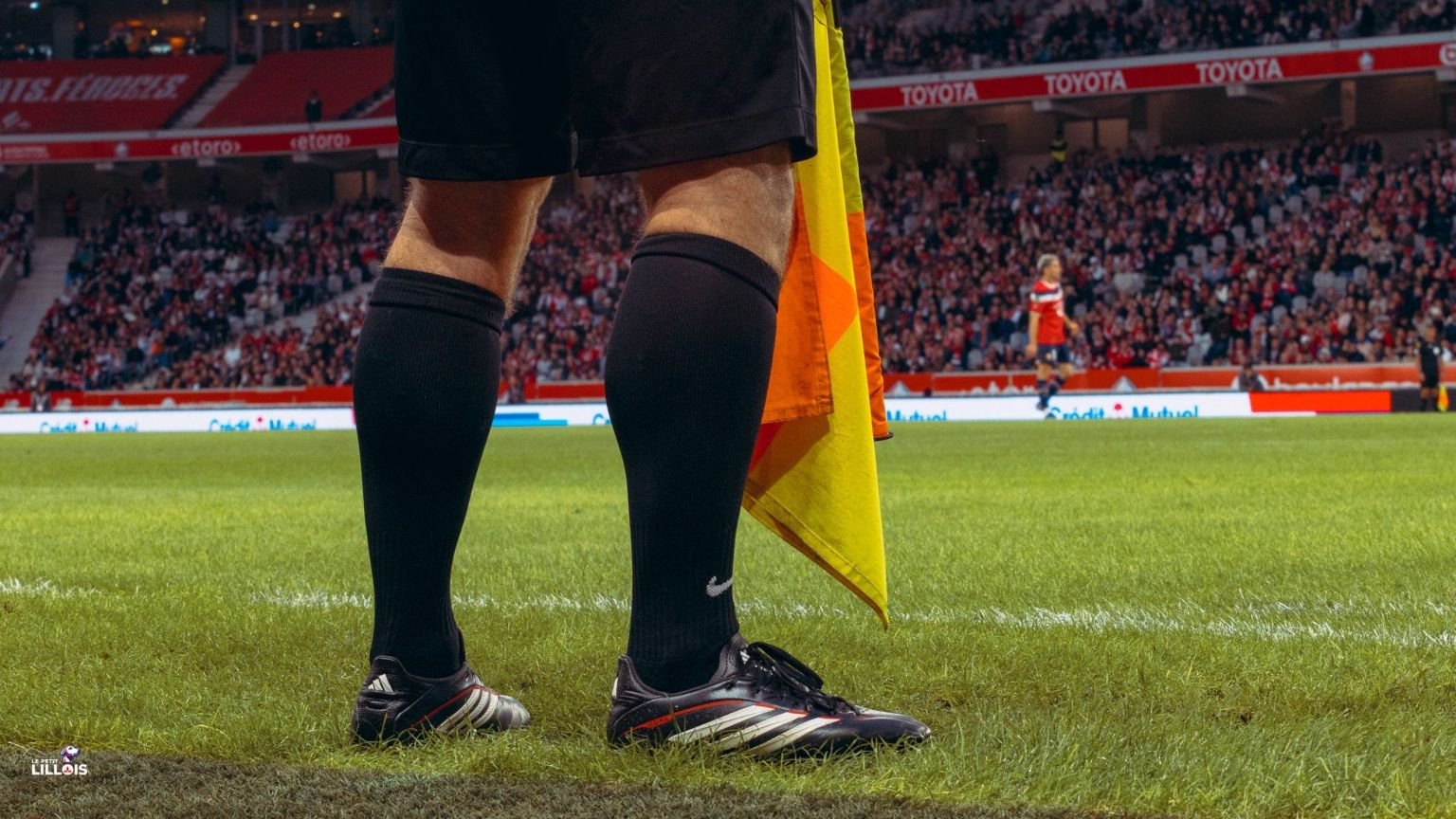 Les pieds d'un arbitre de Ligue 1.