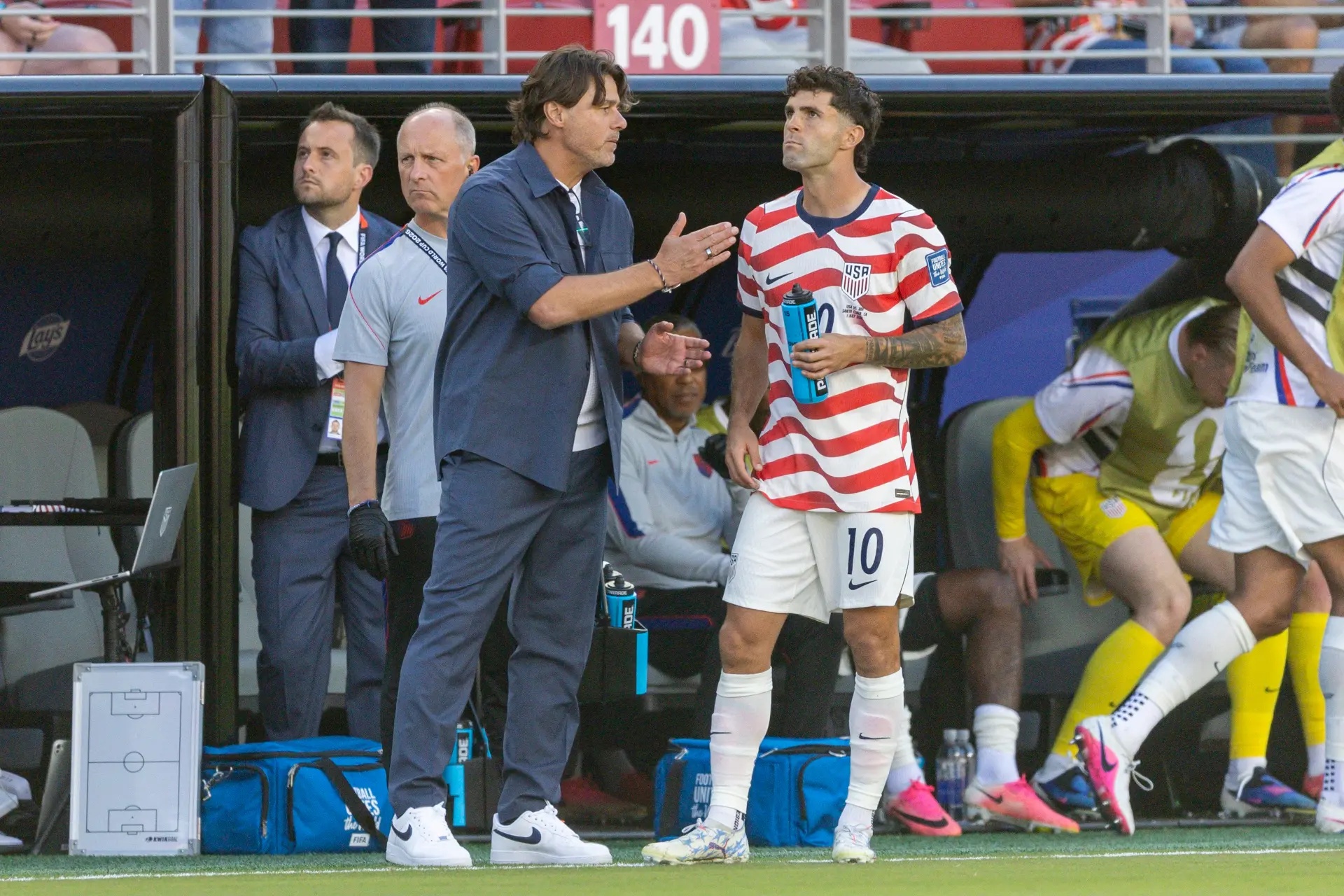 Mauricio Pochettino (left) and Christian Pulisic.