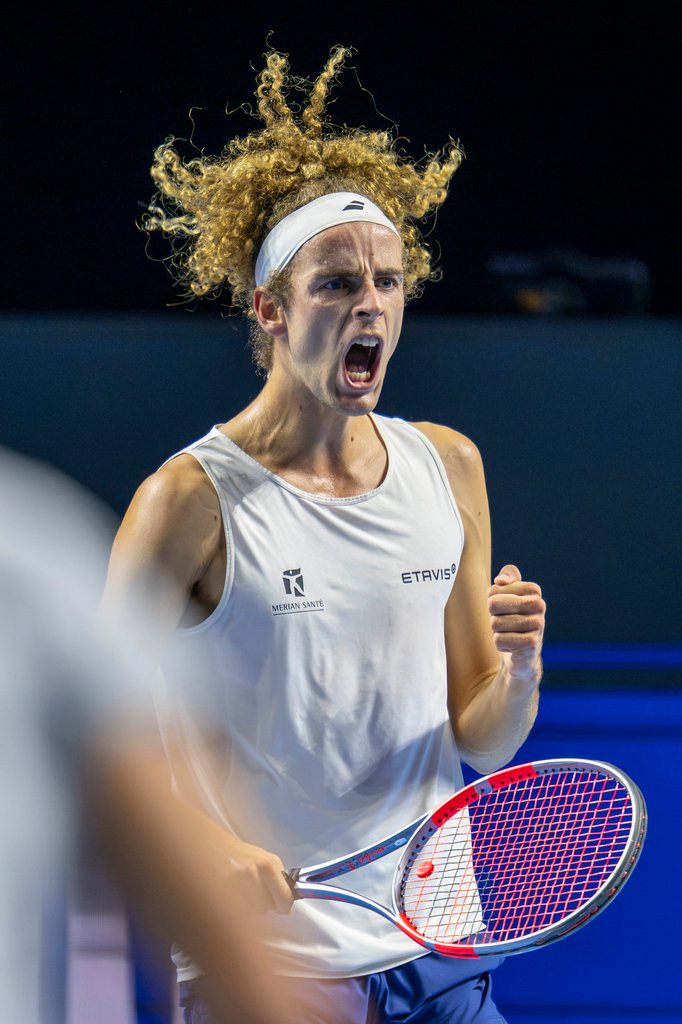 Mika Brunold jubelt mit geballter Faust beim Qualifikationsspiel der Swiss Indoors in der St. Jakobshalle in Basel.