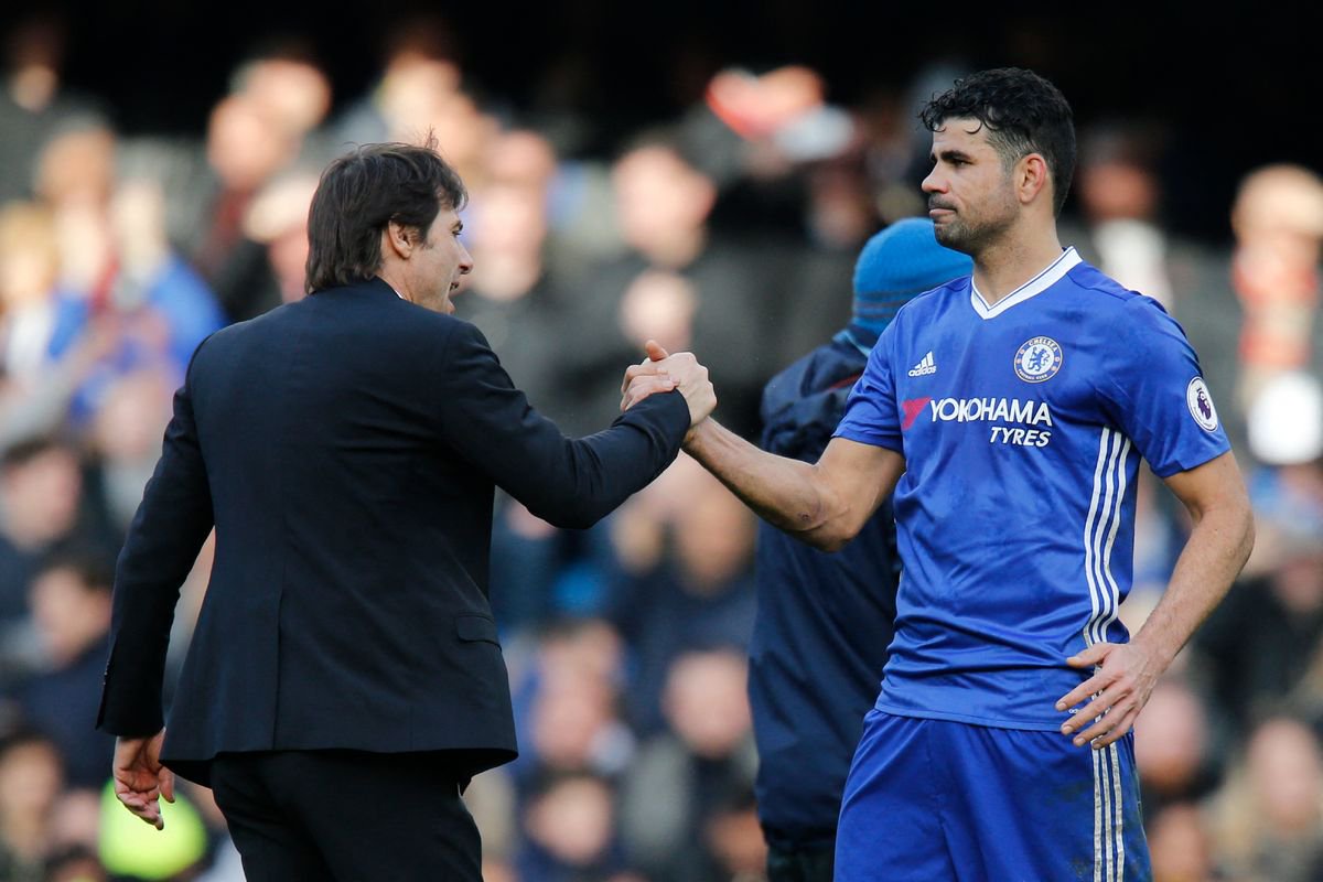 Chelsea's Italian head coach Antonio Conte (L) embraces Chelsea's Brazilian-born Spanish striker Diego Costa (R) during the English Premier League football match between Chelsea and Arsenal at Stamford Bridge in London