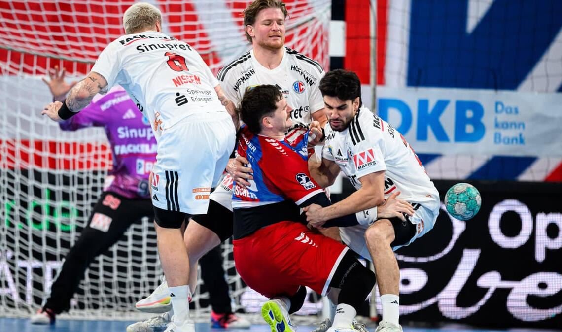 Harter Job am Kreis: Bietigheims Jonathan Fischer versucht sich gegen das Erlanger Abwehrtrio Marek Nissen, Maciej Gebala und Eloy Morante (v.li.) durchzusetzen.