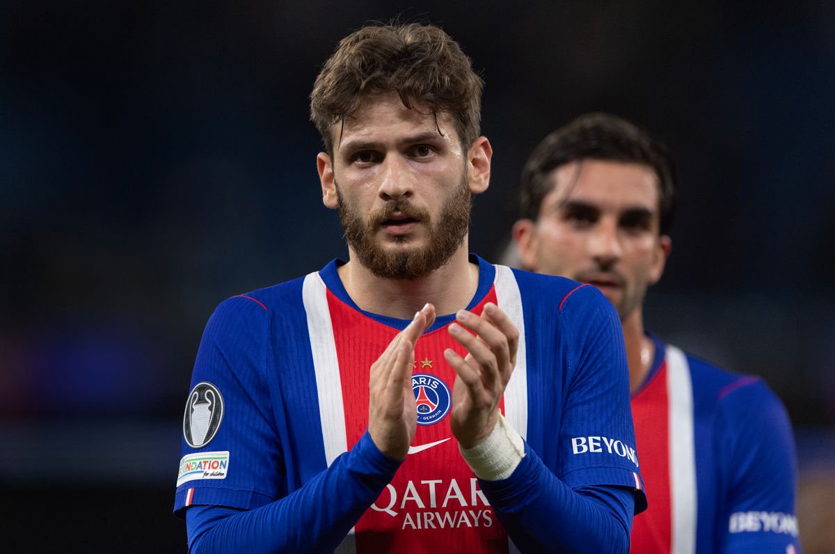 Khvicha Kvaratskhelia of Paris Saint-Germain acknowledges the fans after the UEFA Champions League 2026/27 League Phase MD2 match between Manchester City and Paris Saint-Germain at City of Manchester Stadium on October 14, 2026 in Manchester, England.