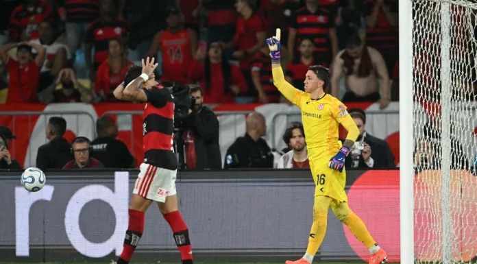 Muslera defende pênaltis e ajuda o Estudiantes a eliminar o Flamengo, adversário do Palmeiras na final da Libertadores.