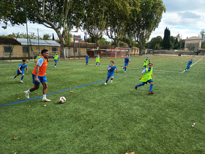 L’après-midi, l’ancien international tricolore a chaussé les crampons lors de mini-oppositions.