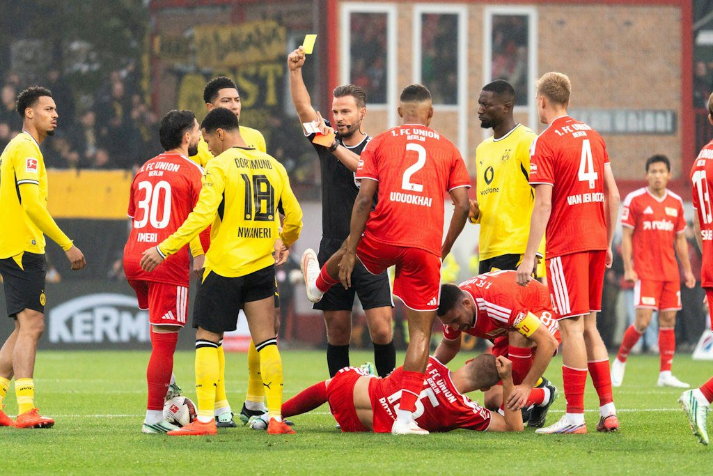 Verwirrung beim 1. FC Union Berlin: Schiesdrichter Daniel Schlager zeigt BVB-Profi Nwaneri zunächst die Rote Karte. Offenbar aus Versehen. 