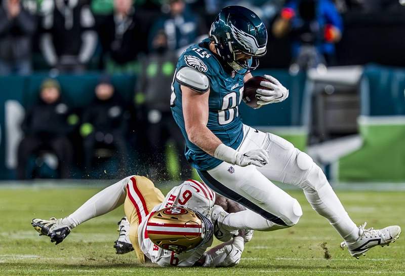 January 11, 2026, Philadelphia, Pa, USA: Philadelphia Eagles tight end Dallas Goedert 88 is brought down after a catch during the NFL, American Football Herren, USA football playoff matchup between the San Francisco 49ers and the Philadelphia Eagles at Lincoln Financial Field in Philadelphia, Pennsylvania on January 11, 2026. /Cal Media Philadelphia USA – ZUMAcs17 20260111_faf_cs17_072 Copyright: xScottxSeriox