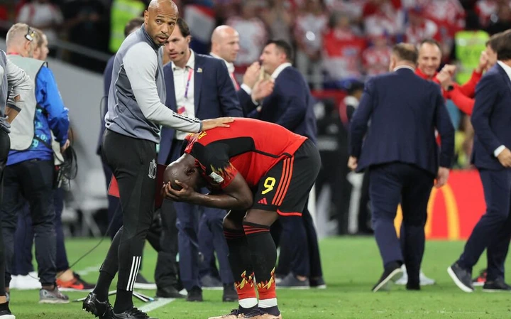 Romelu Lukaku, consolé par Thierry Henry à l'issue de l'élimination de la Belgique, a loupé plusieurs belles opportunités d'ouvrir le score contre la Croatie. AFP/Jack Guez
