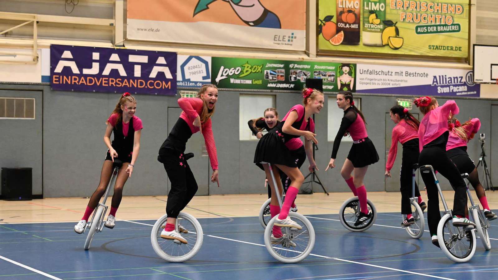Die acht Unicycle-Fahrerinnen der Kleingruppe in der Junior-Expert-Klasse verteidigten mit ihrer neuen Kür „Let‘s Play ‚Just Dance‘!“ den Norddeutschen Meistertitel.