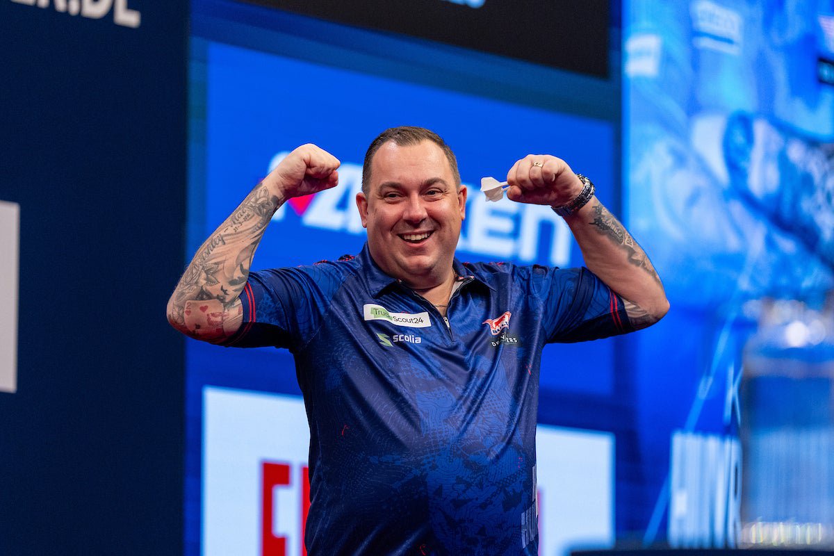 Kim Huybrechts celebrates on stage (Sebastian Doppstadt/PDC