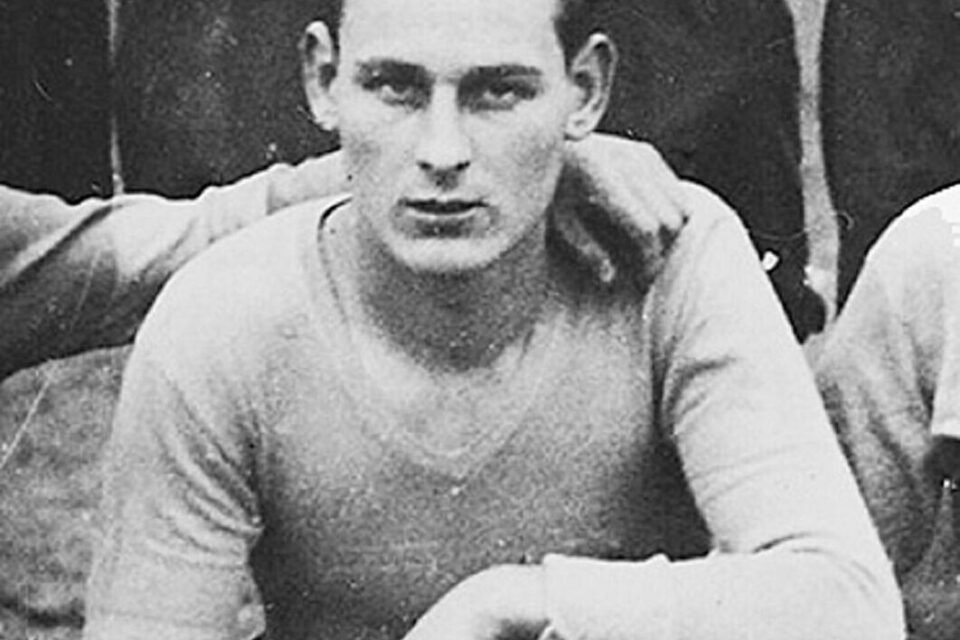 Rino Della Negra, footballeur de talent, recruté par le Red Star, a sacrifié une carrière sportive pour entrer dans la lutte armée contre l'ennemi nazi.