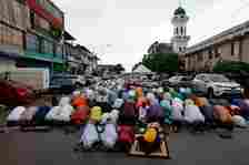 Musulmai sun yi sujjada a yayin Sallar Idi a birnin Abidjan na Ivory Coast.