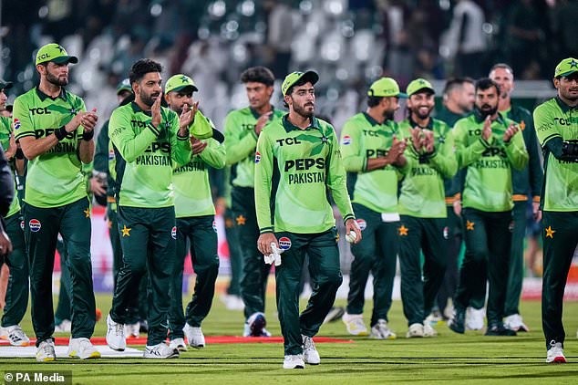 Pakistan´s players acknowledged the contribution of Arafat Minhas, centre, after the match (Anjum Naveed/AP)