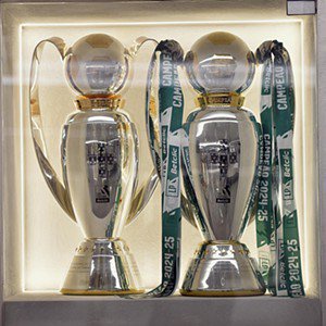 As duas taças referentes ao bicampeonato estão em espaço de destaque no novo espaço que guarda as memórias do Sporting