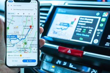 Ilustrasi Google Maps di dalam mobil
