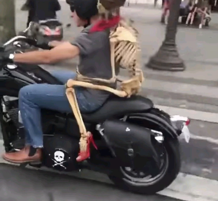"Wonder": Man takes the skeleton of his wife for a motor ride in town