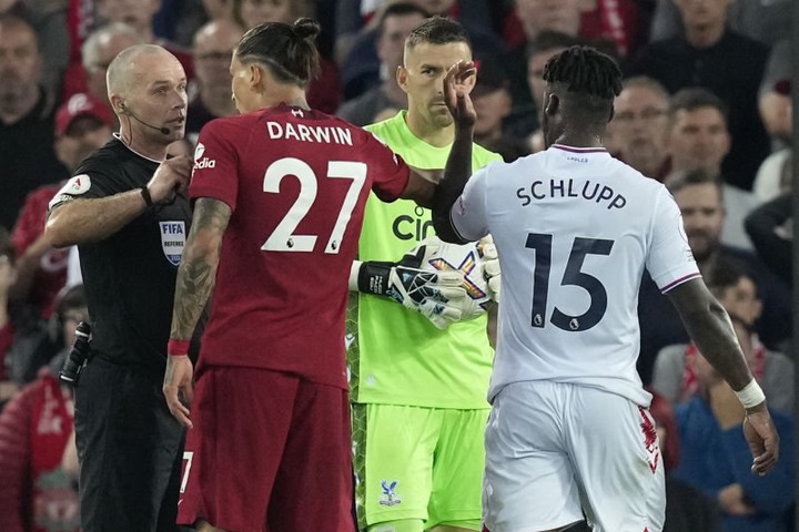 VÍDEO: Darwin agride adversário com cabeçada e é expulso no jogo do Liverpool