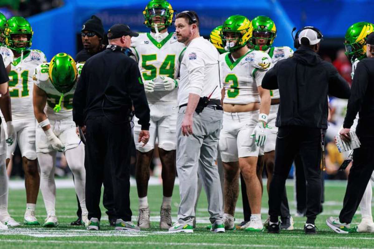Indiana football Vs Oregon in Peach Bowl in Atlanta – 09 Jan 2026 Oregon football coach Dan Lanning coaches against Indiana University during the Chick-fil-A Peach Bowl. The Hoosiers beat the Ducks 56-22. Atlanta United States Copyright: xJeremyxHoganx/xSOPAxImagesx 010926_IUOrePB_6390 ©IMAGO/SOPA Images