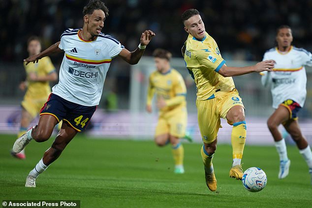 Lecce's Tiago Gabriel, left, and Frosinone's Antonio Raimondo battle for the ball during the Serie A EniLive soccer match between Frosinone and Lecce Thursday, Oct. 29, 2026, in Frosinone, Italy. (Alfredo Falcone//LaPresse via AP)