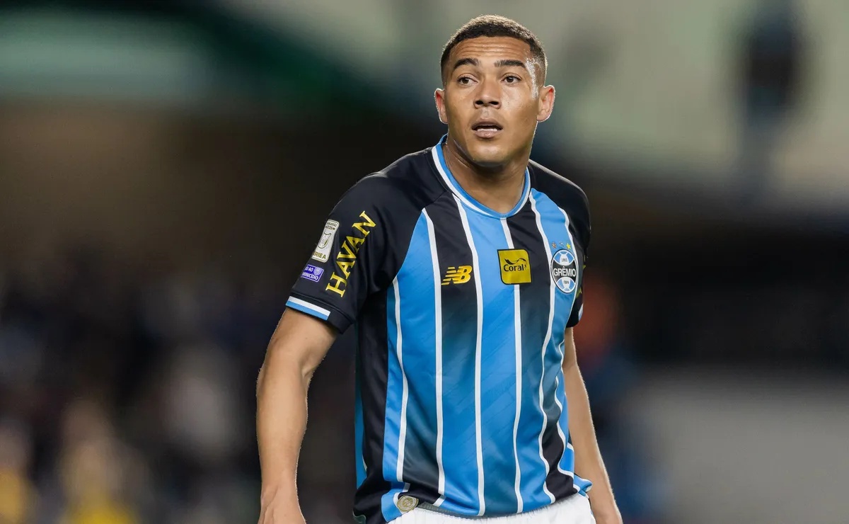 Carlos Vinícius durante partida pelo Grêmio. Foto: Paulo De Tarso/AGIF