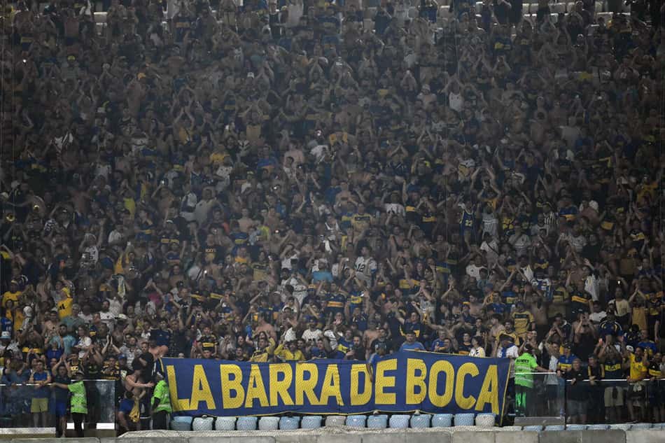 Torcedores do Boca Juniors comemoram ao final da partida de volta da semifinal da Copa Sul-Americana entre o Vasco da Gama, do Brasil, e o Boca Juniors, da Argentina, no estádio do Maracanã, no Rio de Janeiro, Brasil, em 20 de outubro de 2026. (Foto: Mauro Pimentel / AFP)