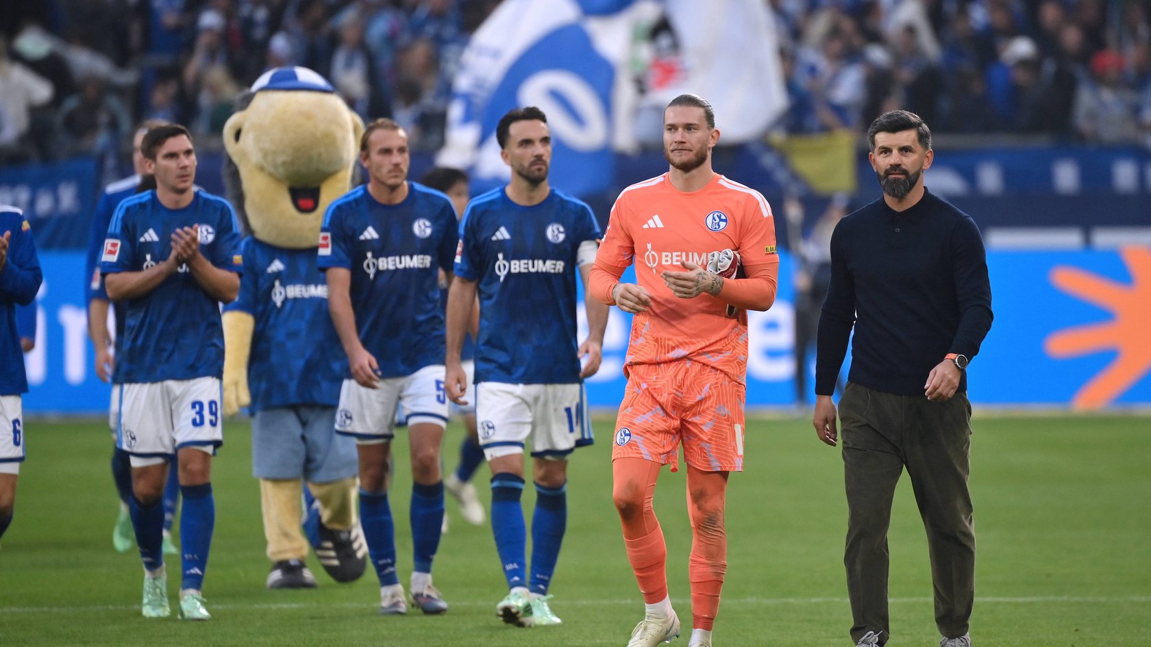 Die Schalker Spieler um Kenan Karaman (M.) und Loris Karius (2.v.r.) schleichen neben Trainer Miron Muslic (r.) vom Feld