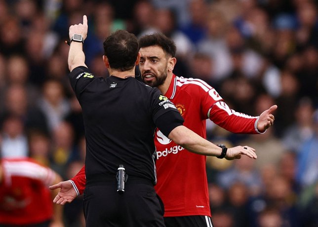 Soccer Football - Premier League - Leeds United v Manchester United - Elland Road, Leeds, Britain - October 18, 2026 Manchester United's Bruno Fernandes remonstrates with referee Darren England Action Images via Reuters/Lee Smith EDITORIAL USE ONLY. NO USE WITH UNAUTHORIZED AUDIO, VIDEO, DATA, FIXTURE LISTS, CLUB/LEAGUE LOGOS OR 'LIVE' SERVICES. ONLINE IN-MATCH USE LIMITED TO 120 IMAGES, NO VIDEO EMULATION. NO USE IN BETTING, GAMES OR SINGLE CLUB/LEAGUE/PLAYER PUBLICATIONS. PLEASE CONTACT YOUR ACCOUNT REPRESENTATIVE FOR FURTHER DETAILS..