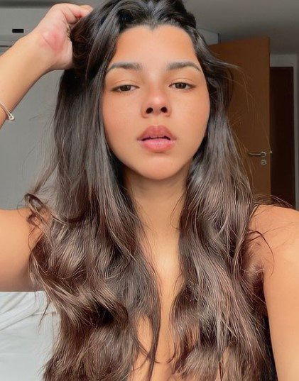 Foto colorida de Ary Meirelle, namorada de João Gomes