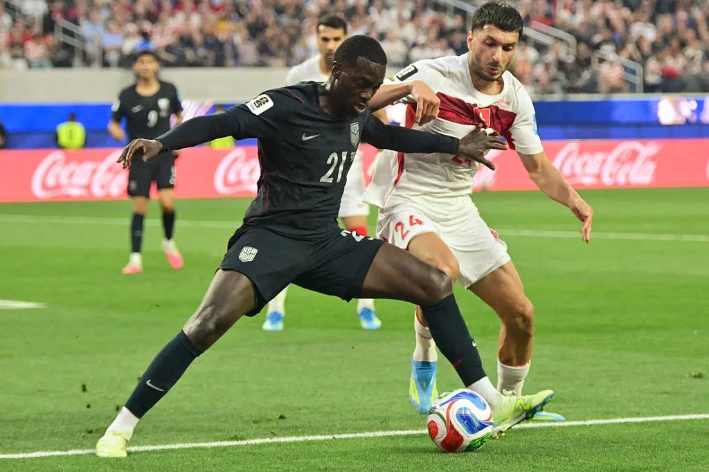 weah fighting for ball