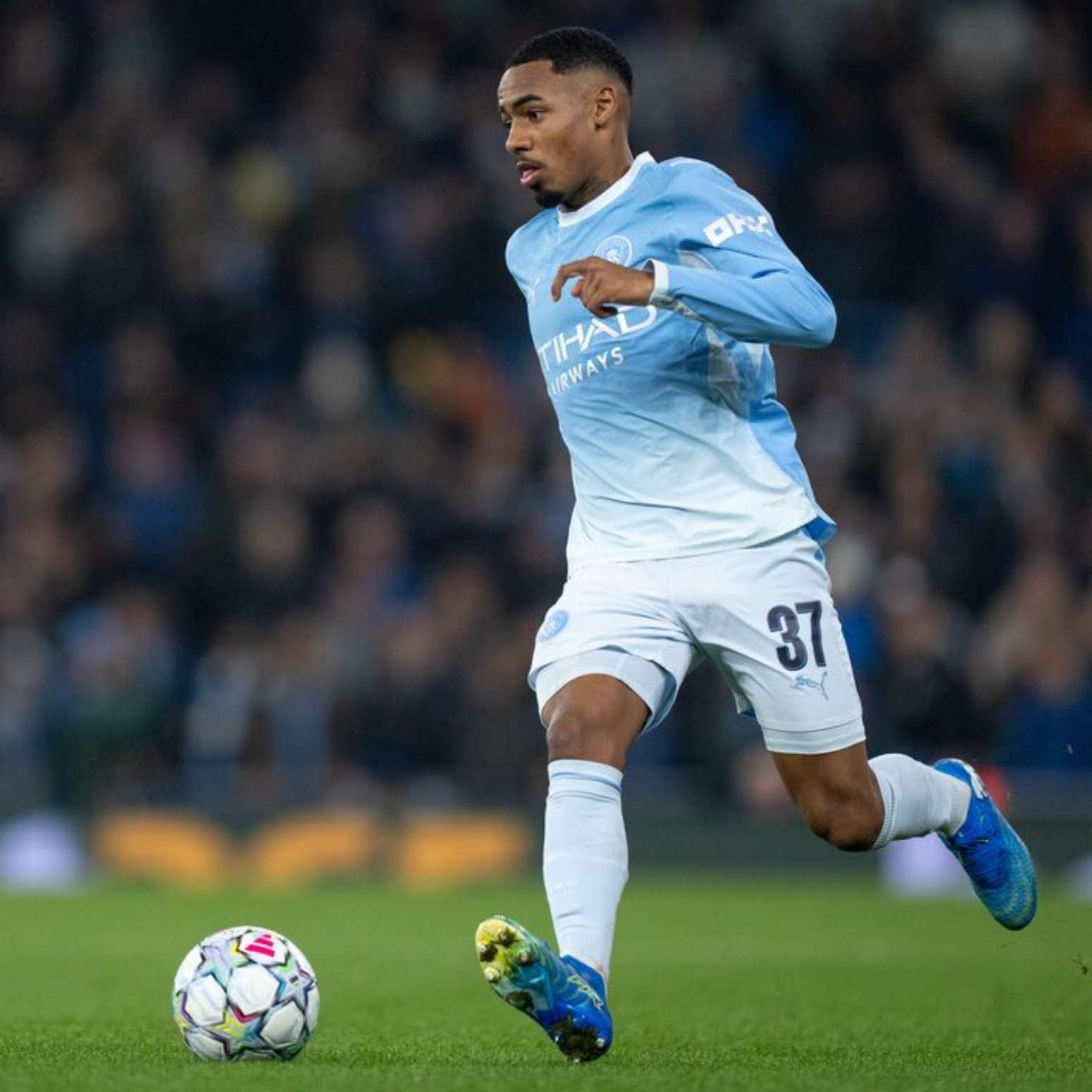 Allan em campo pelo Manchester City.
