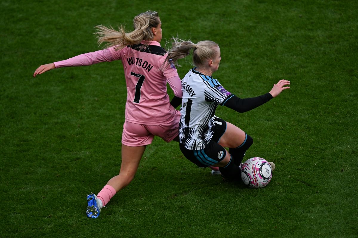 Katy Watson of Sunderland (7) tackles Freya Gregory of Newcastle United