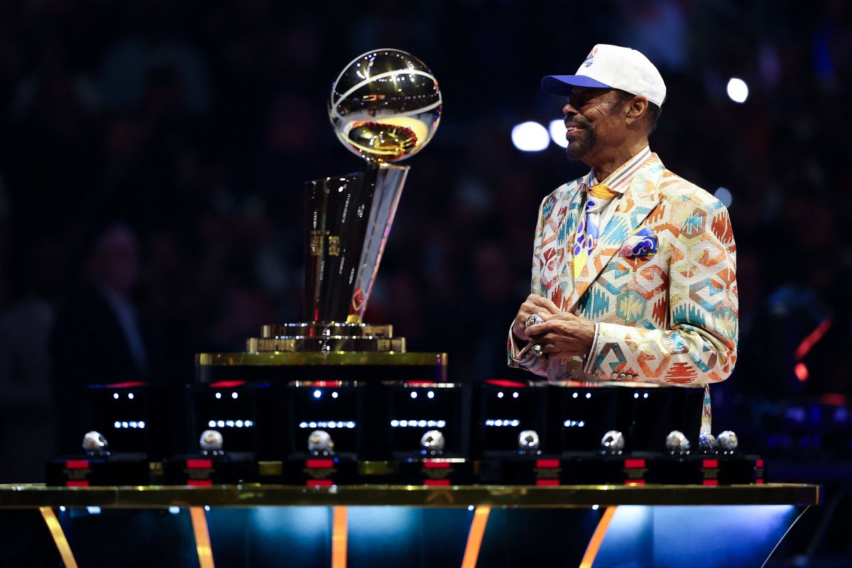 Knicks Assistant Coaches Receive Empty Ring Boxes at Banner Night