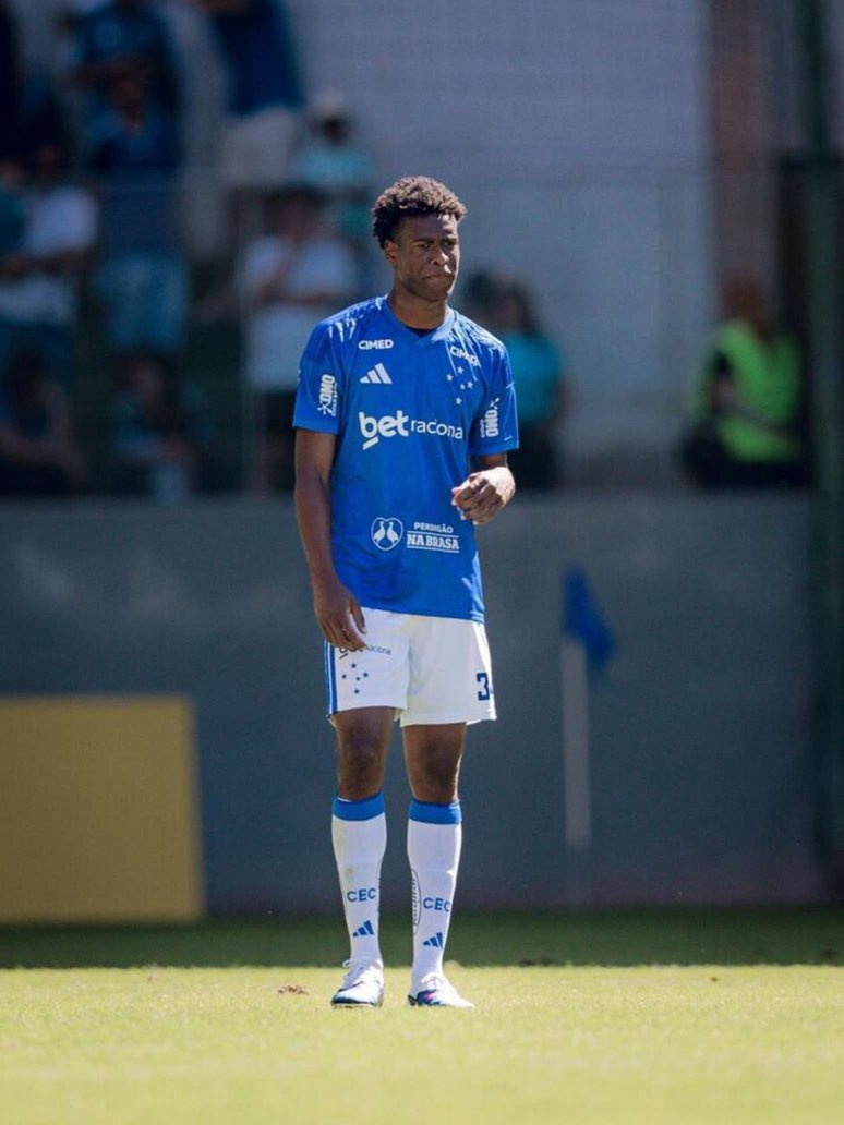 Jonathan Jesus em campo pelo Cruzeiro.
