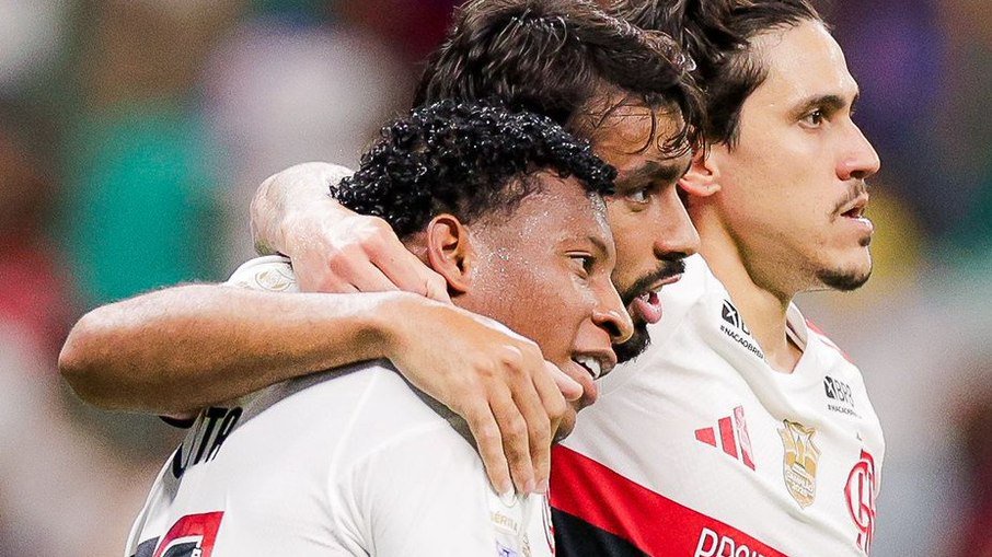 Lucas Paquetá abraça Plata e Pedro após gol do Flamengo