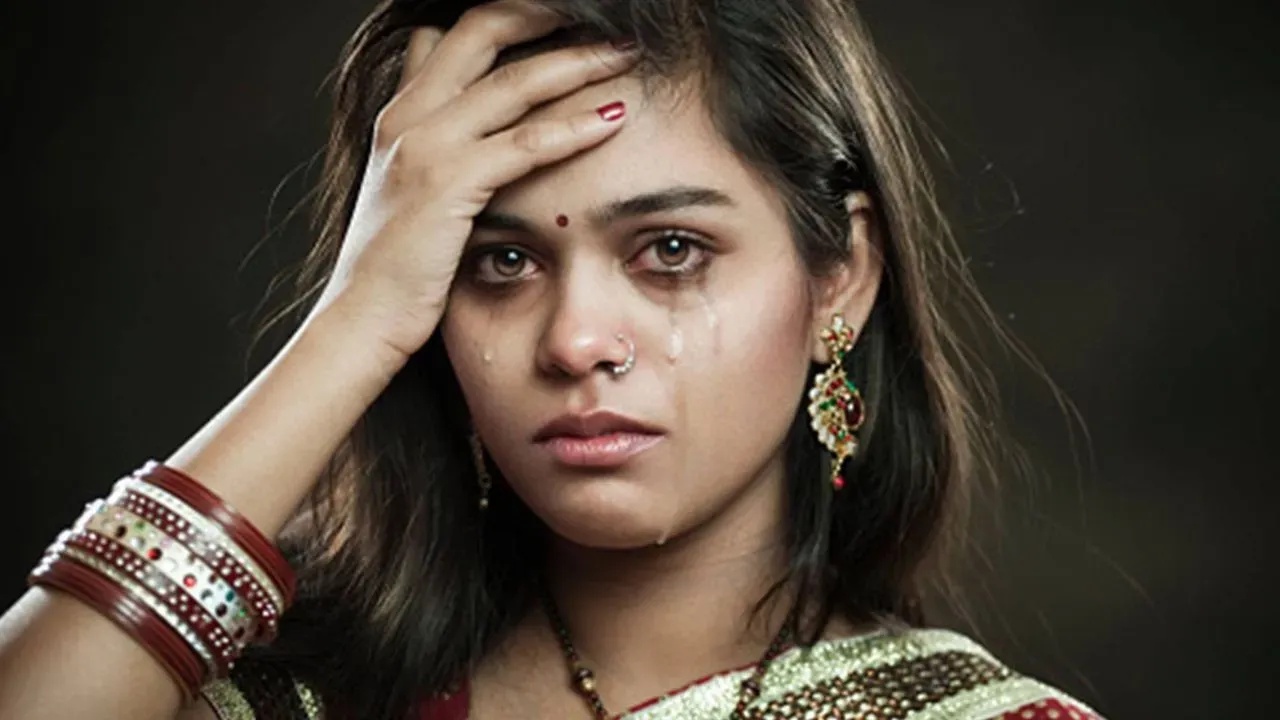 आगरा में ससुराल वाले बने हैवान: विवाहिता को अवैध संबंधों के विरोध की मिली खौफनाक सजा, पहले रस्सी से बांधे हाथ-पैर और फिर…